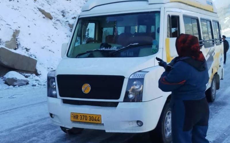 Force Traveller 17-Seater taxi for hire in Himachal Pradesh